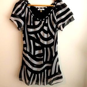 Like NEW DKNYC Size 8 Ruffle Print Top.